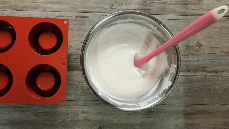 樱花草莓慕斯,将淡奶油倒入草莓奶油奶酪糊中，混合均匀，顺滑无颗粒状态，完成慕斯液的制作。