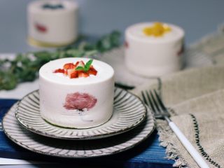 樱花草莓慕斯,舀入自制酸奶西米露，配上自己喜欢的水果。