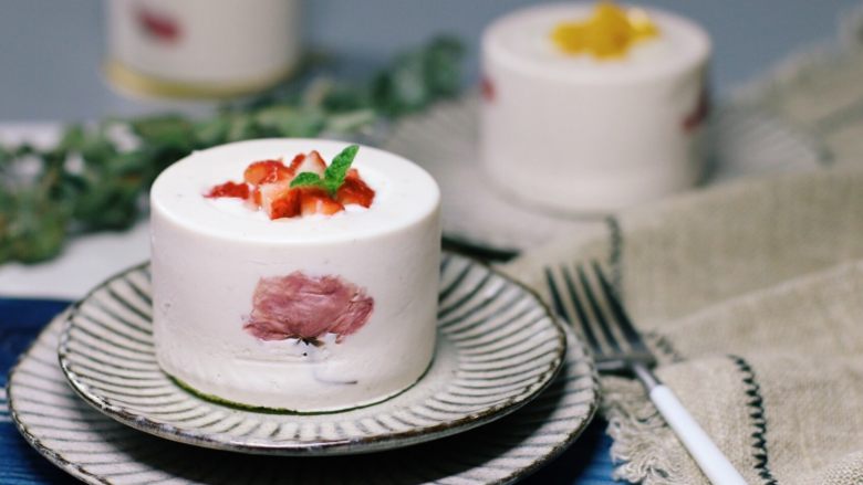 樱花草莓慕斯,舀入自制酸奶西米露，配上自己喜欢的水果。
