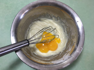 肉松蛋糕卷,分两次加入蛋黄，每次搅拌均匀后再加入下次的蛋黄。