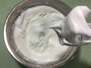 肉松蛋糕卷,蛋白分三次加白砂糖打发至打蛋器提起，蛋白霜呈小弯勾。