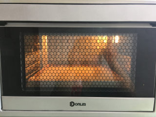 肉松蛋糕卷,放入提前预热的烤箱中进行烘烤，温度为170度，时间为20分钟。
