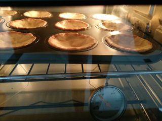 水果酸奶曲奇蛋挞,9.放入预热好的烤箱中层180℃15分钟取出豆子和油纸再烘烤5分钟