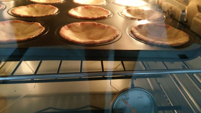 水果酸奶曲奇蛋挞,9.放入预热好的烤箱中层180℃15分钟取出豆子和油纸再烘烤5分钟