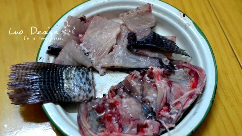 香煎罗非鱼,每块鱼身肉切成3块，一共6块，
鱼身骨切成小块（包括鱼尾），
和刚才的鱼头放在一起备用。