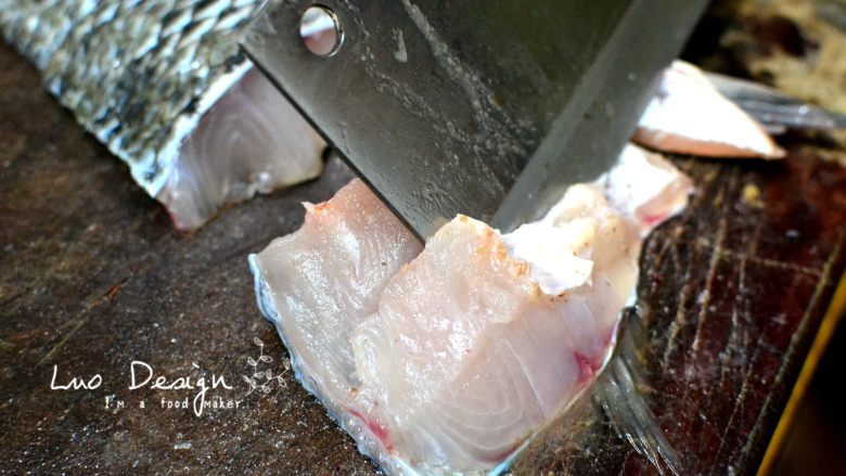 香煎罗非鱼,6块鱼身肉，每块都深深划一刀，
但是不要切断，如上图。
这是为了之后煎烧更入味。