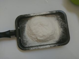 闪电泡芙,2.水、盐、糖、黄油一起放入锅里，用中火加热并搅拌均匀。