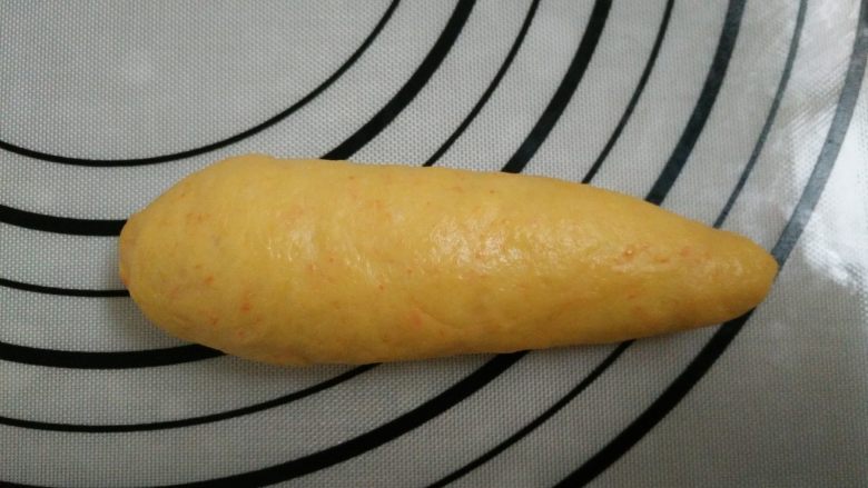 胡萝卜小餐包, 9.面团上下两边向中间对折。用手将一端搓成尖角状