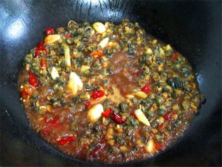 韭香螺蛳肉,加适量生抽，也可以滴几滴老抽、放入蒜头辣椒红烧