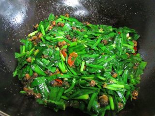 韭香螺蛳肉,快速翻炒，火要调至中火，稍微变色即可关火入盘，韭菜不要炒至太长的时间