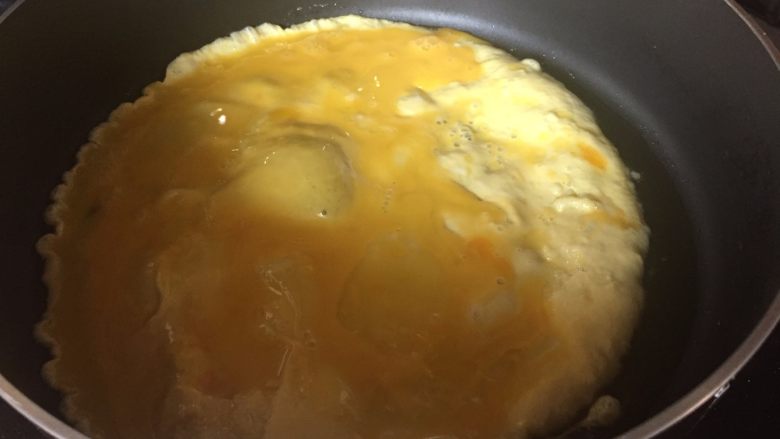 青椒炒鸡蛋,热锅，倒入食用油，倒入鸡蛋液，迅速用筷子划散；