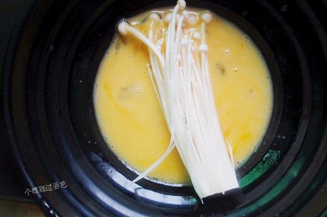 孜然黄金金针菇,把洗好的金针菇都撕成薄薄的一小片 分次放进鸡蛋液里， 反正面尽量都裹上