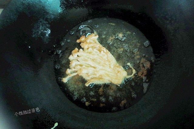 孜然黄金金针菇,转小火炸至金针菇两面金黄色即可捞出沥干油