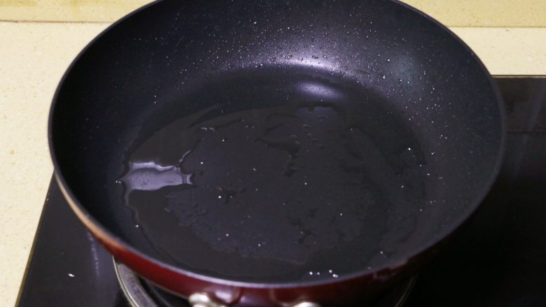 酱烧杏鲍菇,
锅中倒入适量油烧热