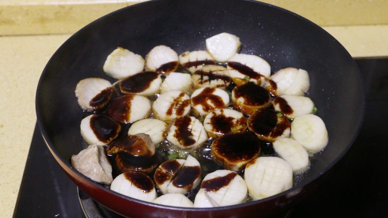 酱烧杏鲍菇,
将调好的酱汁倒入锅中，拌匀