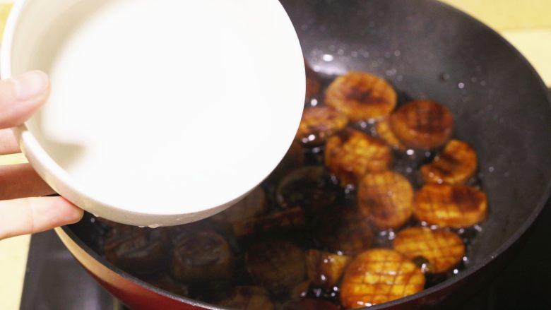 酱烧杏鲍菇,倒入水淀粉勾芡，待料汁浓稠时即可出锅