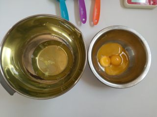 红丝绒马斯卡彭奶油卷,2.蛋黄蛋白分离到两个无水无油的容器内
