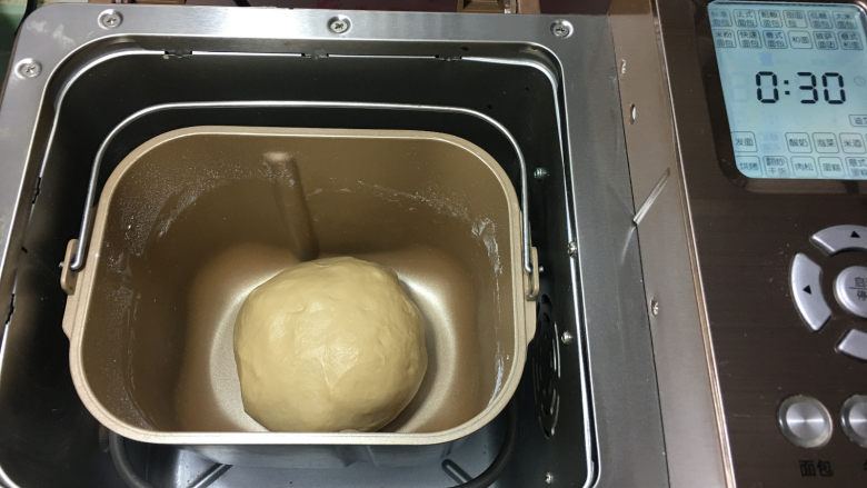 红糖花朵馒头,面揉好后使用面包机发酵功能进行发面，时间为30分钟。