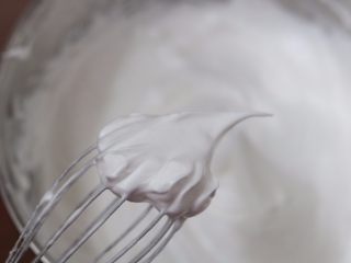 红丝绒马斯卡彭奶油卷,6.蛋白分三次加入白糖打发至湿性发泡