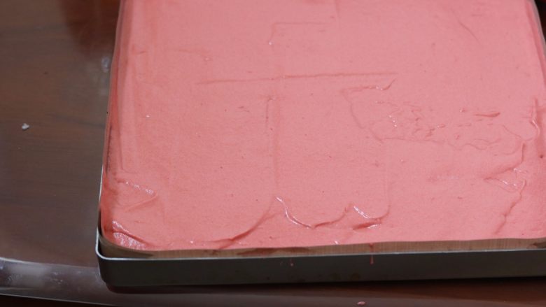 红丝绒马斯卡彭奶油卷,8.倒入烤盘中，振动烤盘振出来大气泡