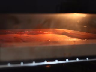 红丝绒马斯卡彭奶油卷,9.放入预热好的烤箱内170℃中层25分钟