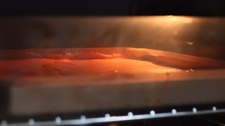 红丝绒马斯卡彭奶油卷,9.放入预热好的烤箱内170℃中层25分钟