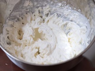 红丝绒马斯卡彭奶油卷,11.将奶油和奶酪分别加糖打发