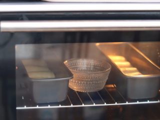 绵绵土司,12.放入烤箱中同时放一碗温水发酵功能发酵至两倍大
