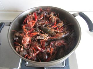 香辣小龙虾,热锅凉油， 放入较多些的油， 下入处理好的小龙虾；