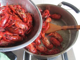 香辣小龙虾,不停的翻炒，直至虾变为红色，煸炒出水分后捞出；