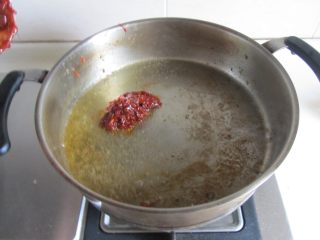 香辣小龙虾,锅中留少许底油， 下入豆瓣酱翻炒；