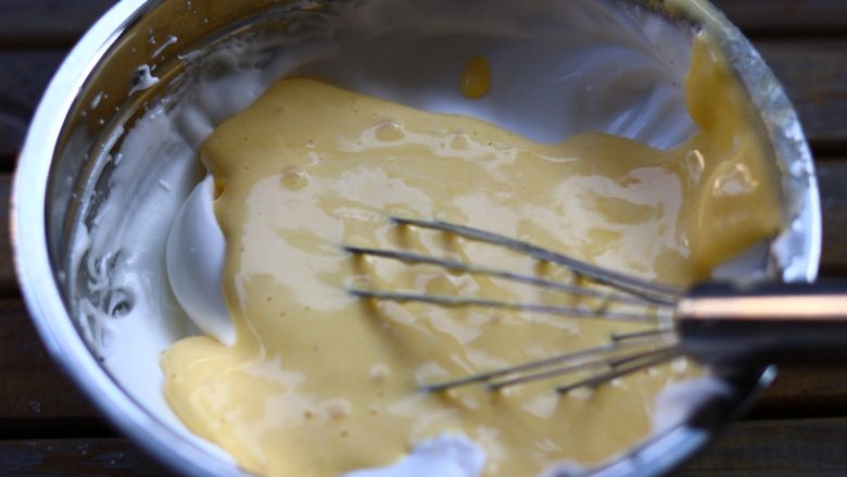 4寸小蛋糕,翻拌均匀后的蛋黄糊倒入剩下的蛋清中继续翻拌！