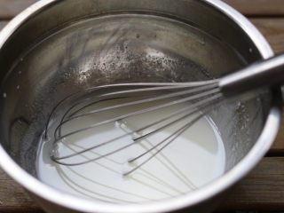 奥利奥6寸小蛋糕。,色拉油加牛奶搅拌乳化。