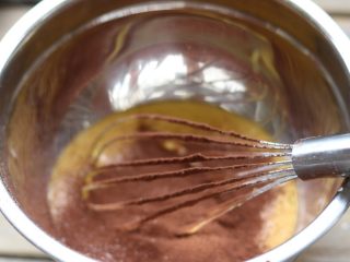 奥利奥6寸小蛋糕。,取3/5加起来可可粉继续搅拌均匀。「可可粉也要过筛喔」