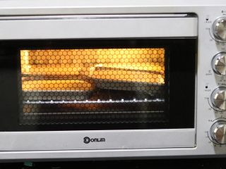 奥利奥6寸小蛋糕。,如图，烤箱38升，如果你烤箱够大就没问题，一起烤，如果太小可以试试这样。