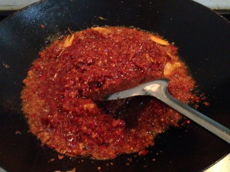 贵州辣子鸡,如图用锅里剩余的油把辣椒炒香。