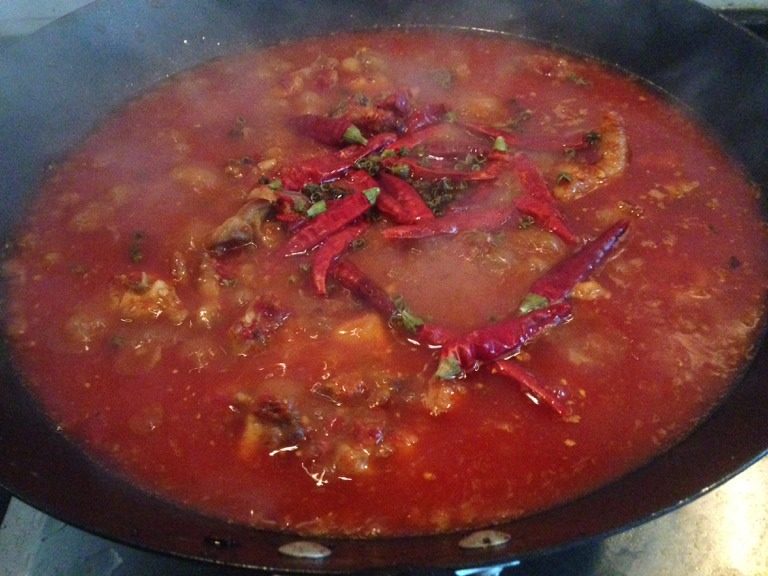 贵州辣子鸡,如图最后加入高汤或开水（没过鸡肉）在加一点干辣椒花椒转小火闷