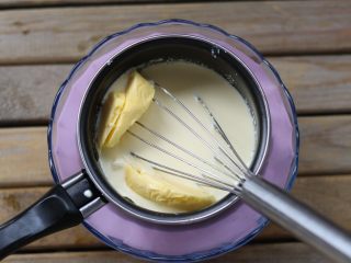  杏仁乳酪蛋糕,加入黄油继续搅拌至融化！