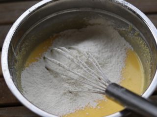  杏仁乳酪蛋糕,筛入低粉搅拌均匀无颗粒。