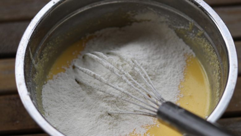  杏仁乳酪蛋糕,筛入低粉搅拌均匀无颗粒。