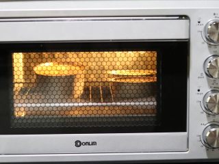  杏仁乳酪蛋糕,预热烤箱160度。最底层烤盘放七分满的水，上面架着网架烤制。这次用160度烤了20分钟后转140度40分钟，一共是60分钟。「烤立方温度偏高