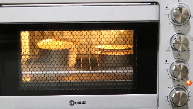  杏仁乳酪蛋糕,预热烤箱160度。最底层烤盘放七分满的水，上面架着网架烤制。这次用160度烤了20分钟后转140度40分钟，一共是60分钟。「烤立方温度偏高