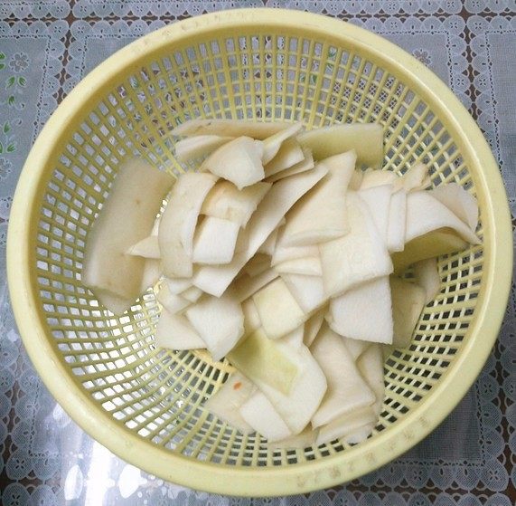 韩式辣萝卜皮,焯热水后捞起，沥水待凉备用