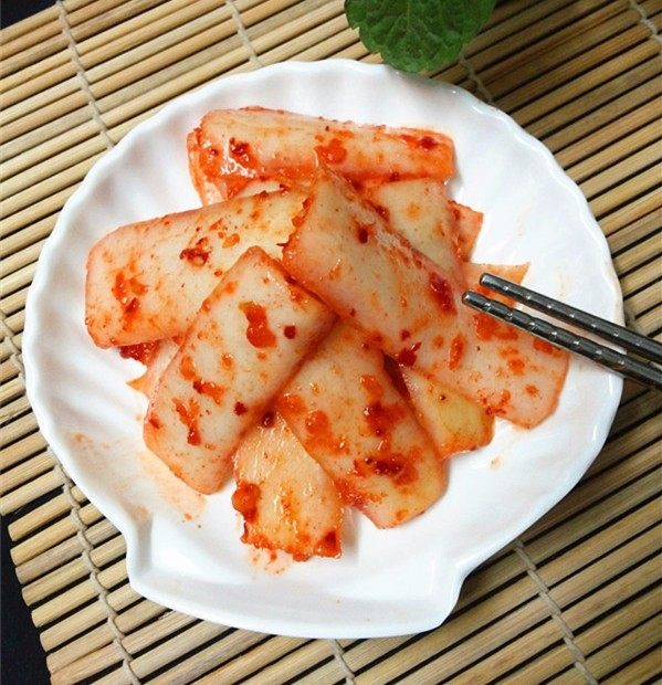 韩式辣萝卜皮,放入无水干净的容器中盖膜密封，一周后食用