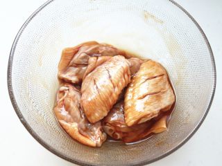无油照烧烤鸡翅,拌匀腌制2小时以上，时间越长越入味。