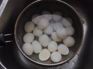照烧金蛋,鹌鹑蛋煮好后过冷水，剥壳备用