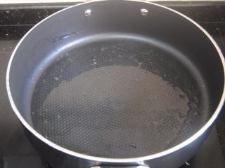 照烧金蛋,热锅，放入适量的食用油