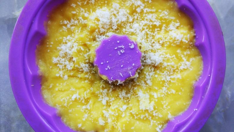 椰汁玉米凉糕,倒入模具中，表面洒少许椰蓉，颠动几下震出气泡，放入冰箱冷藏