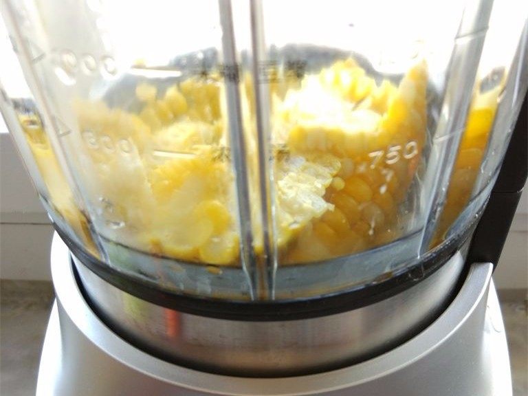 椰汁玉米凉糕,用刀削下玉米粒，装入料理机（或破壁机）中，加适量<a style='color:red;display:inline-block;' href='/shicai/ 2015'>椰汁</a>和细砂糖。如果是熟的玉米，选择搅拌程序，如果是生的甜玉米，选择浓汤程序启动