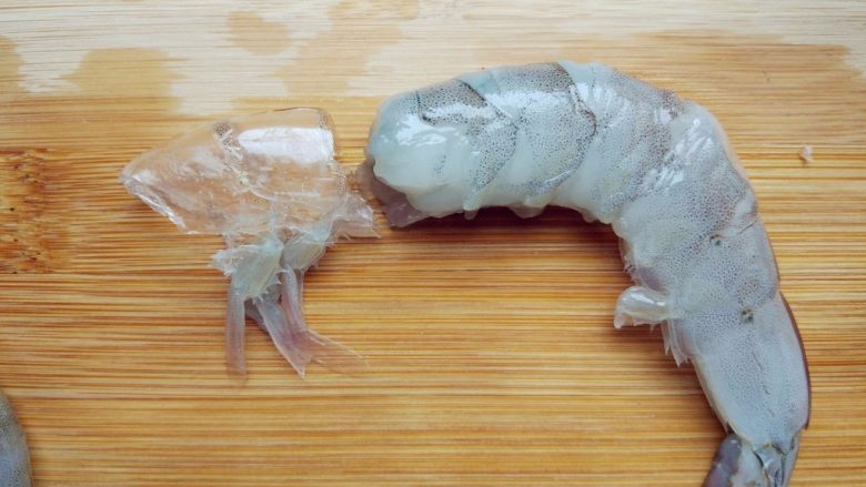 奶酪蝴蝶虾饭团,前边两节壳一撸就可以剥掉了